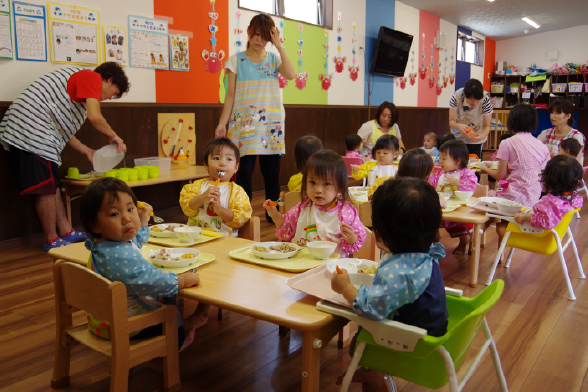 保育園の給食の様子